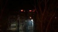 Крыша пятиэтажного дома горит в Холмске, Фото: 9
