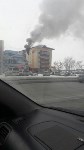 Пожарные забрались на балкон горящей квартиры в пятиэтажке в Южно-Сахалинске, Фото: 6