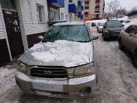 Ледяная глыба упала с крыши на автомобиль в Корсакове , Фото: 4