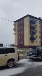 Порывы ветра сорвали часть фасада многоквартирного дома в Яблочном, Фото: 2