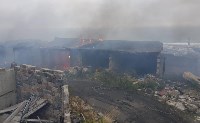 В Холмске пожарные борются с огнем в брошенных гаражах, Фото: 3