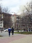 Крыша многоэтажки загорелась в Корсакове, Фото: 2