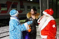 На железнодорожном вокзале Южно-Сахалинска пассажиров встречают и провожают Дед Мороз и Снегурочка , Фото: 4