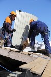Спасатели ликвидировали угрозу обрушения поврежденной кровли здания в Корсакове, Фото: 14