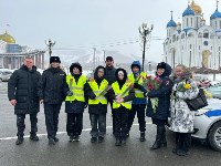 Инспекторы ДПС подарили сахалинкам цветы в честь 8 Марта, Фото: 9