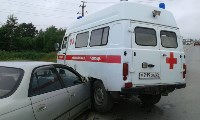 Toyota Carina и "скорая помощь" столкнулись в Южно-Сахалинске, Фото: 2