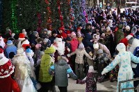 Шествием Дедов Морозов и огнем открыли новогоднюю елку в Ногликах, Фото: 8