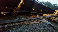 Грузовой поезд сошел с рельс на Сахалине из-за размыва железной дороги, Фото: 1