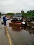 Lexus врезался в бетонные ограждения на мосту в Поронайском районе, Фото: 1