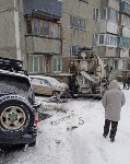 Бетономешалка врезалась в крыльцо дома в Холмске, Фото: 1