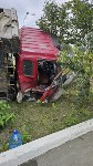 Самосвал пробил дорожное ограждение и опрокинулся у АЗС в Южно-Сахалинске, Фото: 7
