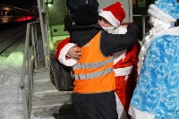 На железнодорожном вокзале Южно-Сахалинска пассажиров встречают и провожают Дед Мороз и Снегурочка , Фото: 9
