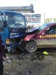Два человека пострадали при лобовом столкновении такси и ас-машины в Южно-Сахалинске, Фото: 2