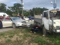 Девушка пострадала при столкновении грузовика и легковушки в Южно-Сахалинске, Фото: 8