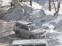 Упавший с крыши снег разбил машину и ранил водителя в Южно-Сахалинске, Фото: 9