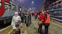 Пассажирок одарили цветами на вокзале в Южно-Сахалинске, Фото: 2
