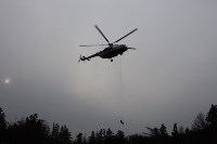 Сахалинские спасатели с вертолёта спускались на полуразрушенный дом и в лес, Фото: 5