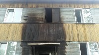 Через окна пришлось эвакуироваться жильцам горящего дома в Южно-Сахалинске, Фото: 2