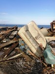 Очевидцы: мазут со стихийной свалки в Невельске стекает в море, Фото: 4
