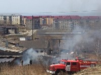 У жилых домов в Корсакове вспыхнула трава, Фото: 1
