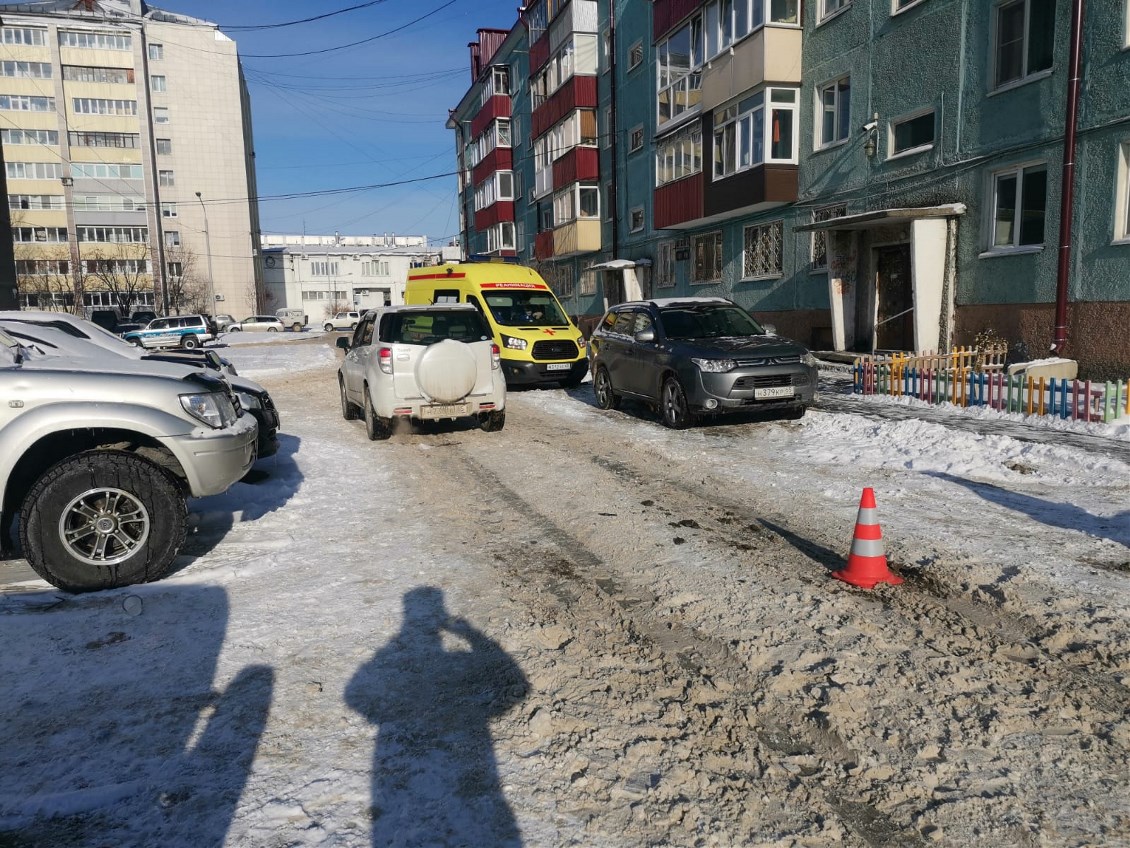 Мужчину и женщину сбил кроссовер во дворе одного из домов в Южно-Сахалинске  - Новости Сахалинской области. Происшествия – Фотогалерея, фото 4 - ASTV.ru