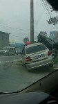Toyota Platz врезался в дорожное ограждение в Южно-Сахалинске, Фото: 1