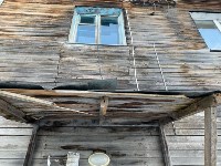 Ледяная глыба с крыши разбила козырёк крыльца дома в Луговом, Фото: 2