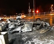 Ночью в Южно-Сахалинске въехал в забор, опрокинулся и сгорел "Прадо", Фото: 3