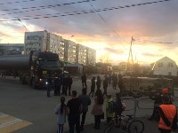 Микроавтобус опрокинулся при столкновении с бензовозом в Луговом, Фото: 4