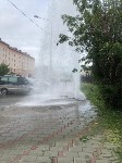 Очередной "фонтан" забил на тротуаре в Южно-Сахалинске, Фото: 6