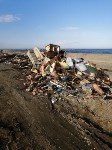 Очевидцы: мазут со стихийной свалки в Невельске стекает в море, Фото: 2