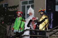 Шествием Дедов Морозов и огнем открыли новогоднюю елку в Ногликах, Фото: 7