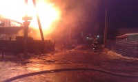 Двухэтажный дом горит в Южно-Сахалинске, Фото: 2