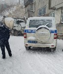 Бетономешалка врезалась в крыльцо дома в Холмске, Фото: 3