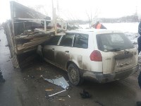 Два человека пострадали при столкновении универсала и грузовика в Южно-Сахалинске, Фото: 5