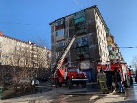 Балкон горит в пятиэтажке в Корсакове. Автор фото Владимир Поникарь, Фото: 7