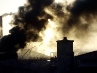 Дым от горящих на территории БУМа автопокрышек заволок Холмск, Фото: 4