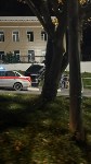 Toyota пробила ограждение и вылетела на тротуар и газон в Холмске, Фото: 2