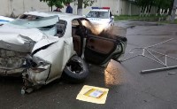 В Южно-Сахалинске Toyota Mark II врезалась в дорожное ограждение, уходя от погони, Фото: 2