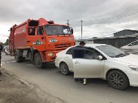 Мусоровоз и легковой автомобиль столкнулись в Южно-Сахалинске, Фото: 2