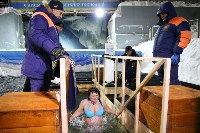 Более 500 сахалинцев окунулись в прорубь в первые часы Крещения, Фото: 3