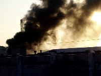 Дым от горящих на территории БУМа автопокрышек заволок Холмск, Фото: 2