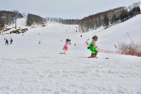 Полсотни сахалинцев разделись, чтобы спуститься на лыжах и сноубордах с «Горного воздуха», Фото: 20