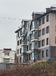 Ветер снёс покрытие крыши и уронил контейнер на стройках в Правде, Фото: 4