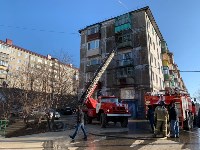 Балкон горит в пятиэтажке в Корсакове. Автор фото Владимир Поникарь, Фото: 5