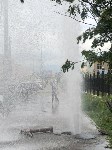 Очередной "фонтан" забил на тротуаре в Южно-Сахалинске, Фото: 3