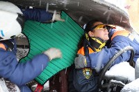 Застрявшего в автомобиле человека сахалинские спасатели вызволяли на скорость , Фото: 17