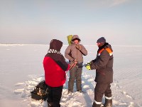 Правила поведения на льду напомнили рыбакам-любителям в Долинском районе, Фото: 1