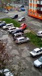 Автомобиль без водителя врезался в припаркованные машины в Корсакове, Фото: 3