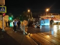 Грузовик опрокинулся после столкновения с Honda в Южно-Сахалинске, Фото: 4